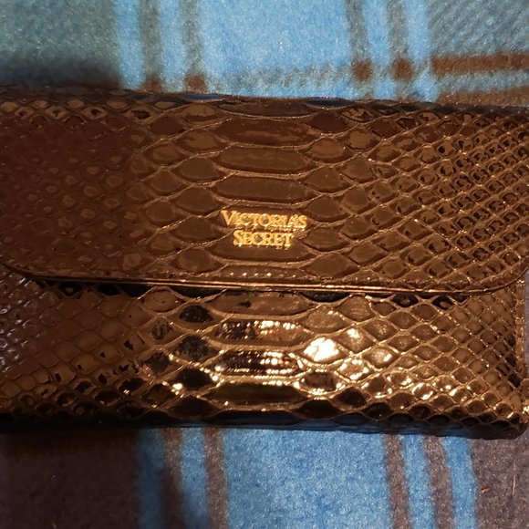 Victoria's Secret, NWOT, Black faux allegator print wristlet wallet. - Picture 4 of 12